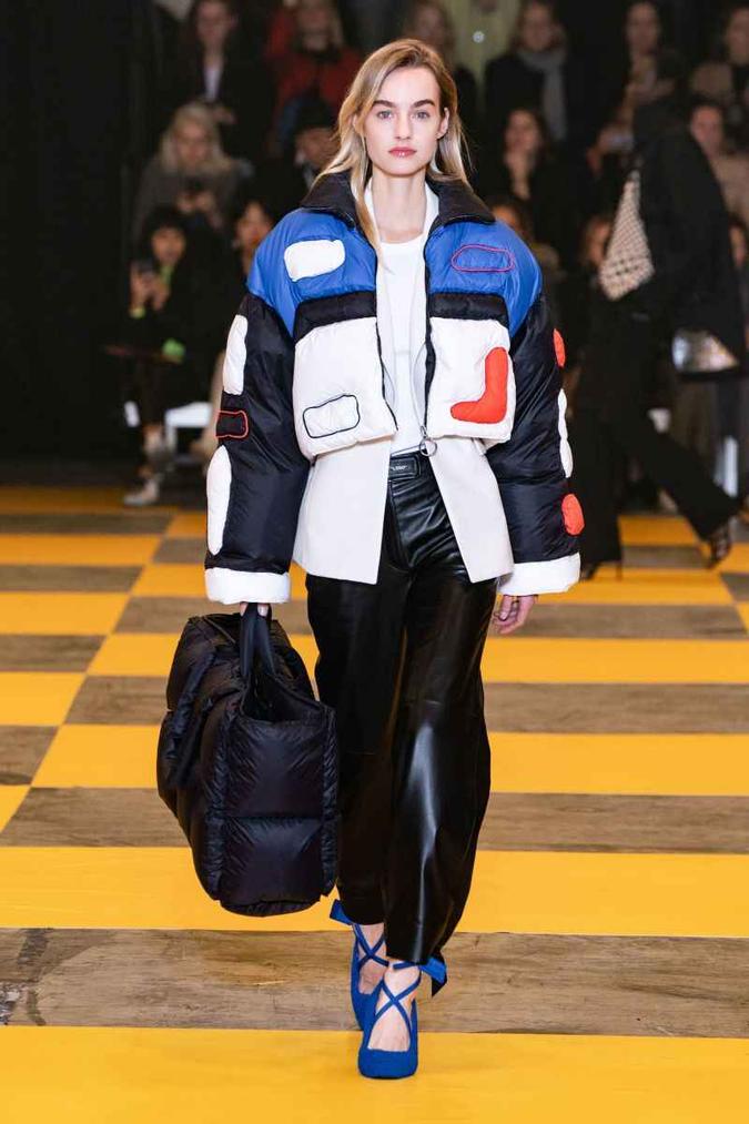 A Off-White, marca do designer Virgil Abloh, aposta nas tendências das ruas desde seu início. O sportswear está sempre presente em suas coleções, como na de outono de 2019(foto: Alessandro lucioni gorunway/Divulgacao) A Off-White, marca do designer Virgil Abloh, aposta nas tendências das ruas desde seu início. O sportswear está sempre presente em suas coleções, como na de outono de 2019(foto: Alessandro lucioni gorunway/Divulgacao)