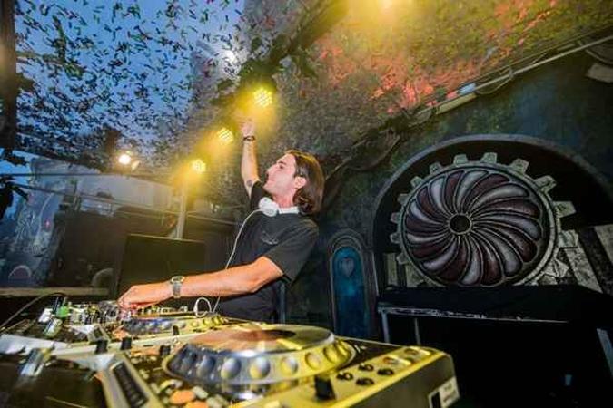 O sueco DJ Alesso junto com Anitta lançará a música 'Is that for me O sueco DJ Alesso junto com Anitta lançará a música 'Is that for me