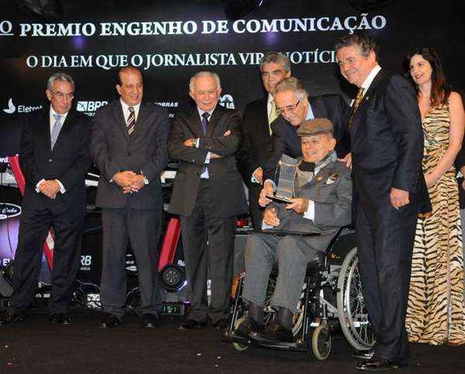 O colunista Ari Cunha (sentado) recebe o prêmio do júri(foto: Edilson Rodrigues/CB/D.A Press) O colunista Ari Cunha (sentado) recebe o prêmio do júri(foto: Edilson Rodrigues/CB/D.A Press)