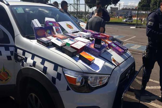 Com o grupo, policiais encontraram celulares, tablets e TV roubada(foto: Polícia Militar/Divulgação) Com o grupo, policiais encontraram celulares, tablets e TV roubada(foto: Polícia Militar/Divulgação)
