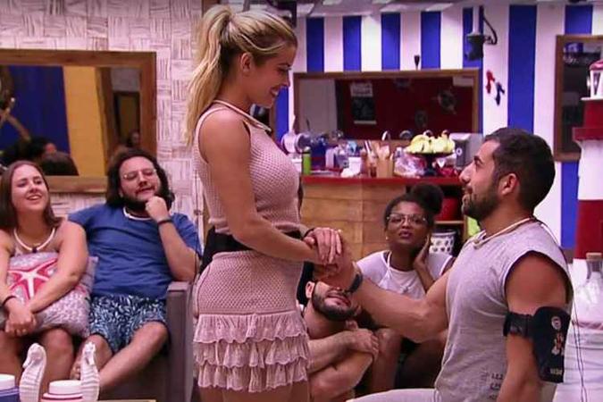 Momento do jogo em que Kaysar faz declaração para Jaqueline(foto: Reprodução/TV Globo) Momento do jogo em que Kaysar faz declaração para Jaqueline(foto: Reprodução/TV Globo)