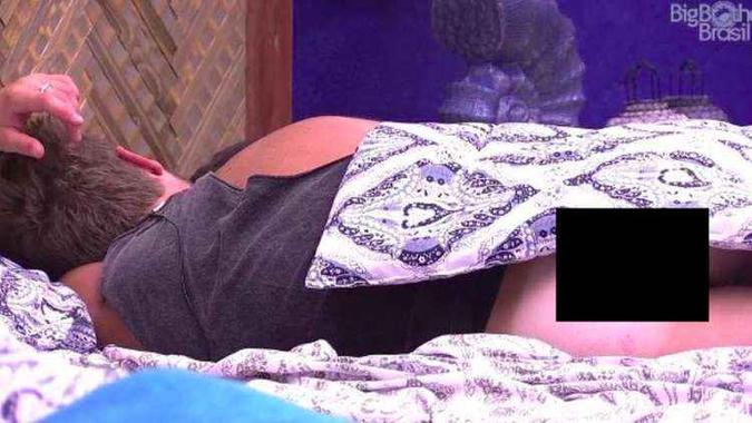 Breno dorme sem cueca e se descuida na manhã desta quinta-feira (15/3)(foto: TV Globo/Reprodução) Breno dorme sem cueca e se descuida na manhã desta quinta-feira (15/3)(foto: TV Globo/Reprodução)
