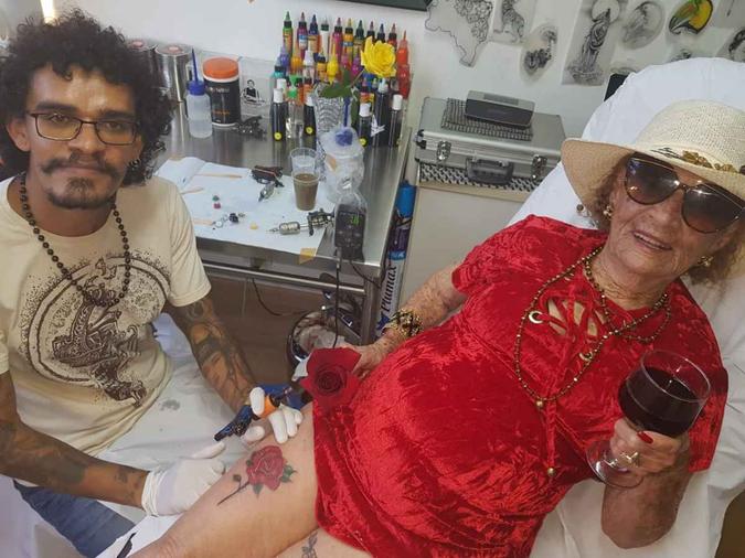 Epifânia fez a primeira tatuagem aos 98 anos e aos 101 voltou ao estúdio para fazer um novo desenho(foto: Arquivo pessoal ) Epifânia fez a primeira tatuagem aos 98 anos e aos 101 voltou ao estúdio para fazer um novo desenho(foto: Arquivo pessoal )