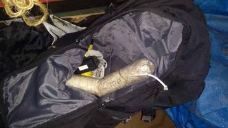 Uma banana de dinamite foi encontrada na busca feita pelos policiais(foto: PCDF/Divulgação) Uma banana de dinamite foi encontrada na busca feita pelos policiais(foto: PCDF/Divulgação)