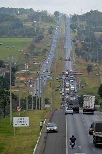 O assalto aconteceu quando o caminhão seguia para Formosa pela BR-020, próximo a Planaltina(foto: Marcelo Ferreira/CB/D.A Press) O assalto aconteceu quando o caminhão seguia para Formosa pela BR-020, próximo a Planaltina(foto: Marcelo Ferreira/CB/D.A Press)