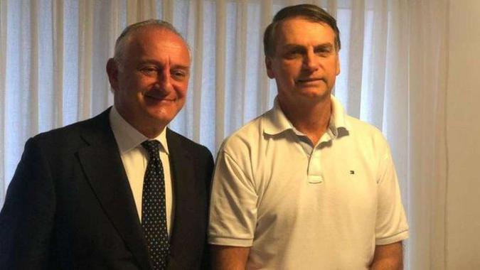 O embaixador da Itália no Brasil, Antonio Bernardini, ao lado do presidente eleito Jair Bolsonaro(foto: Divulgação) O embaixador da Itália no Brasil, Antonio Bernardini, ao lado do presidente eleito Jair Bolsonaro(foto: Divulgação)