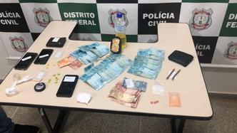 Com o trio, a polícia apreendeu entorpecentes, dinheiro e aparelhos celulares (foto: PCDF/Divulgação) Com o trio, a polícia apreendeu entorpecentes, dinheiro e aparelhos celulares (foto: PCDF/Divulgação)