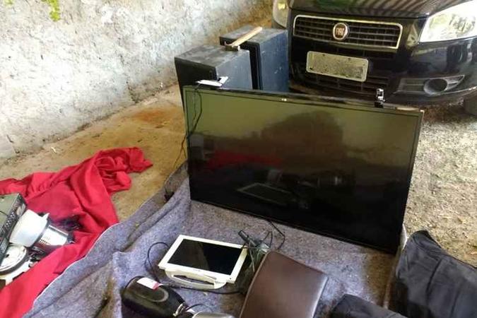 Os suspeitos separaram televisões, eletrodomésticos, eletrônicos e até perfumes para levar(foto: PMDF/Divulgação) Os suspeitos separaram televisões, eletrodomésticos, eletrônicos e até perfumes para levar(foto: PMDF/Divulgação)