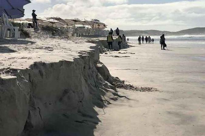 Ressaca causou forte erosão na Praia do Forte, em Cabo Frio, Região dos Lagos do Rio de Janeiro(foto: WhatsApp/Divulgação) Ressaca causou forte erosão na Praia do Forte, em Cabo Frio, Região dos Lagos do Rio de Janeiro(foto: WhatsApp/Divulgação)