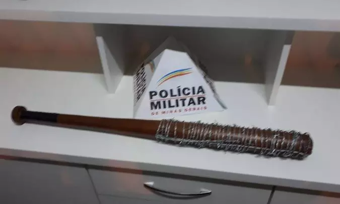 Bastão é semelhante à arma usada por Negan, vilão da série(foto: Polícia Militar/ Divulgação) Bastão é semelhante à arma usada por Negan, vilão da série(foto: Polícia Militar/ Divulgação)