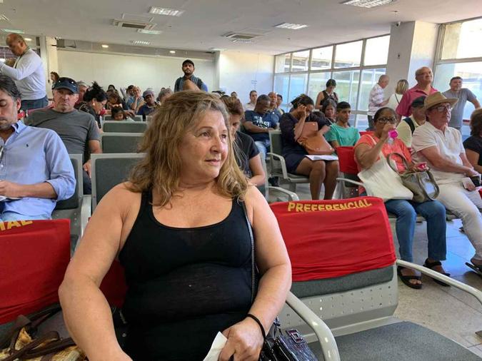 Lúcia se cansou da espera e desistiu de pegar o documento que precisava junto ao INSS. Lúcia se cansou da espera e desistiu de pegar o documento que precisava junto ao INSS.