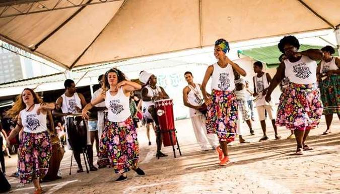 Mensalmente, o Afoxé Ogum Pá se apresenta na Torre de TV com o objetivo de disseminar a cultura nascida nos terreiros(foto: Davi Mello/Divulgação) Mensalmente, o Afoxé Ogum Pá se apresenta na Torre de TV com o objetivo de disseminar a cultura nascida nos terreiros(foto: Davi Mello/Divulgação)