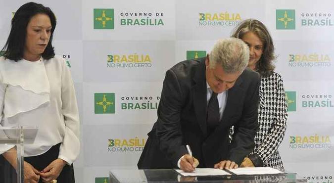 O governador Rodrigo Rollemberg, a presidente do TCDF, Anilcéia Machado, e a secretária de Planejamento, Orçamento e Gestão, Leany Lemos, firmaram acordo de cooperação técnica(foto: Renato Araújo/Agência Brasília) O governador Rodrigo Rollemberg, a presidente do TCDF, Anilcéia Machado, e a secretária de Planejamento, Orçamento e Gestão, Leany Lemos, firmaram acordo de cooperação técnica(foto: Renato Araújo/Agência Brasília)