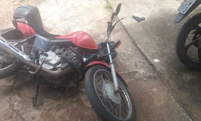 O suspeito chegou ao local com uma moto e armado. A polícia ainda investiga se a arma era falsa(foto: Divulgação/PMDF) O suspeito chegou ao local com uma moto e armado. A polícia ainda investiga se a arma era falsa(foto: Divulgação/PMDF)