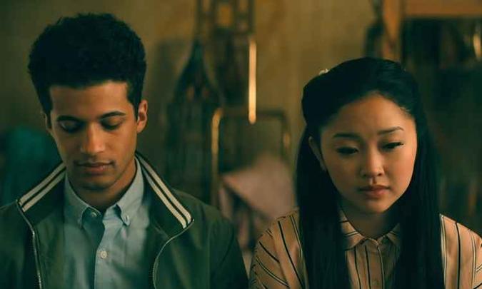 O impasse de Lara Jean é o foco da trama do segundo longa da franquia(foto: YouTube/Reprodução) O impasse de Lara Jean é o foco da trama do segundo longa da franquia(foto: YouTube/Reprodução)