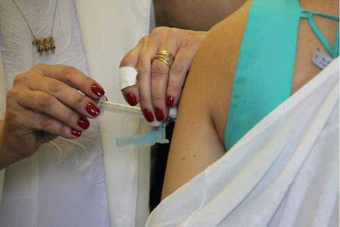 Vacinação contra os tipos A e B da doença é necessária para o tratamento da hepatite C, que causa lesões ao fígado(foto: Bárbara Cabral/Esp. CB/D.A Press ) Vacinação contra os tipos A e B da doença é necessária para o tratamento da hepatite C, que causa lesões ao fígado(foto: Bárbara Cabral/Esp. CB/D.A Press )
