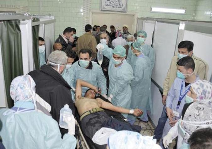 Médicos de Aleppo prestam atendimento a suposta vítima de gás tóxico(foto: Ourfalian/Reuters) Médicos de Aleppo prestam atendimento a suposta vítima de gás tóxico(foto: Ourfalian/Reuters)