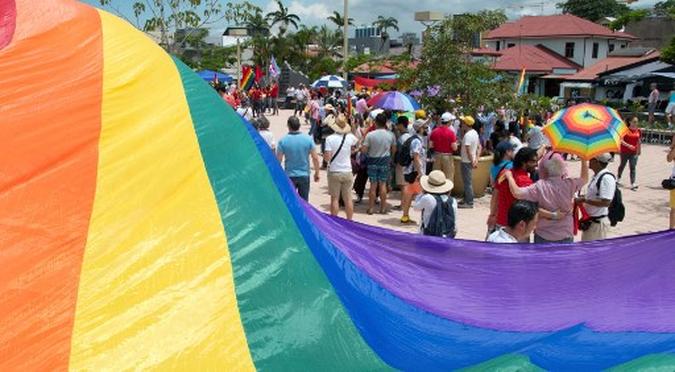 Nesta foto de 2018, membros da comunidade LGBTI participam de uma manifestação em frente ao Supremo Tribunal de Justiça em San Jose, para exigir a legalização do casamento entre pessoas do mesmo sexo.(foto: Ezequiel BECERRA / AFP) Nesta foto de 2018, membros da comunidade LGBTI participam de uma manifestação em frente ao Supremo Tribunal de Justiça em San Jose, para exigir a legalização do casamento entre pessoas do mesmo sexo.(foto: Ezequiel BECERRA / AFP)