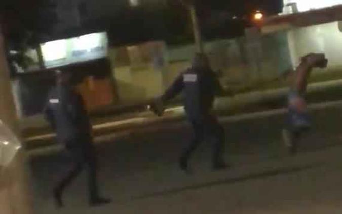 O homem estava sem camisa e foi atingido com o cassetete, pelo menos, quatro vezes nas costas e caiu no chão(foto: Reprodução/Vídeo/Arquivo Pessoal) O homem estava sem camisa e foi atingido com o cassetete, pelo menos, quatro vezes nas costas e caiu no chão(foto: Reprodução/Vídeo/Arquivo Pessoal)