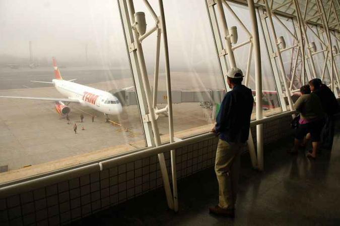 Neblina no DF faz aeroporto de Basília operar por instrumentos por cerca de 14h(foto: Kleber Lima/CB/D.A Press) Neblina no DF faz aeroporto de Basília operar por instrumentos por cerca de 14h(foto: Kleber Lima/CB/D.A Press)
