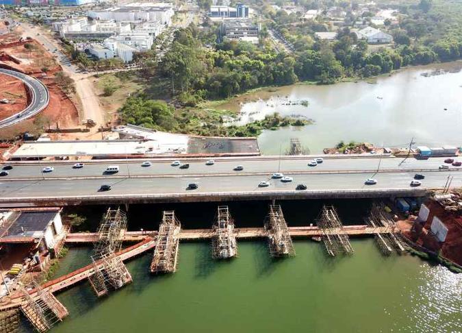 Quatro faixas da Ponte do Bragueto estarão fechadas até as 17h deste domingo(foto: Breno Fortes/CB/D.A Press) Quatro faixas da Ponte do Bragueto estarão fechadas até as 17h deste domingo(foto: Breno Fortes/CB/D.A Press)