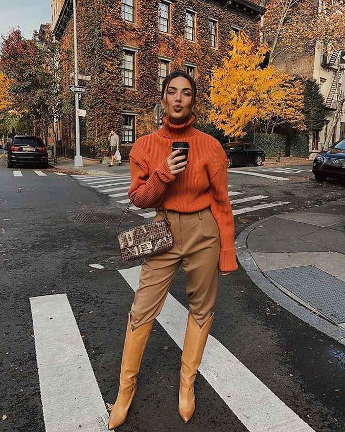 O terracota, primo do living coral, é queridinho das fashionistas e está bombando no street style!(foto: Instagram/Reprodução @neginmirsalehi) O terracota, primo do living coral, é queridinho das fashionistas e está bombando no street style!(foto: Instagram/Reprodução @neginmirsalehi)