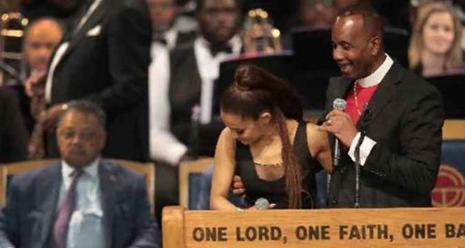 Pastor toca o seio de Ariana Grande durante funeral de Aretha Franklin(foto: AFP / GETTY IMAGES NORTH AMERICA / SCOTT OLSON) Pastor toca o seio de Ariana Grande durante funeral de Aretha Franklin(foto: AFP / GETTY IMAGES NORTH AMERICA / SCOTT OLSON)