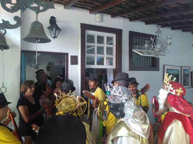Grupo Folia dos Santos Reis visitou presépios em casas na ponte e na parte alta de Santa Luzia (foto: Beto Mateus/Divulgação ) Grupo Folia dos Santos Reis visitou presépios em casas na ponte e na parte alta de Santa Luzia (foto: Beto Mateus/Divulgação )