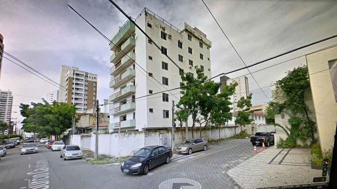 Imagens de satélite mostram que o prédio tinha sete andares e uma cobertura(foto: Google maps) Imagens de satélite mostram que o prédio tinha sete andares e uma cobertura(foto: Google maps)