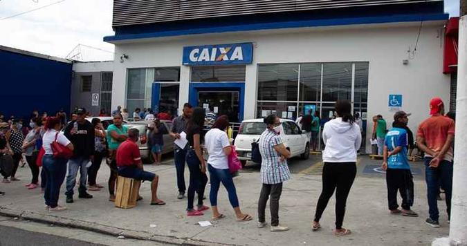 Quase 97 milhões de brasileiros fizeram o cadastro para o receber auxílio emergencial de R$ 600 até agora. Filas se multiplicam pelo país(foto: Antonio Molina/FOTOARENA)