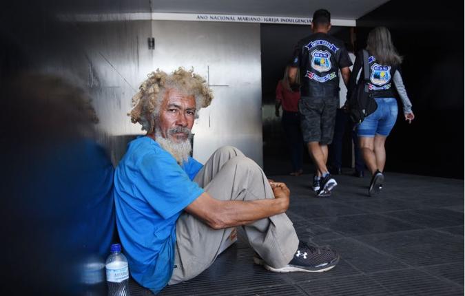 O piauiense Manuel Marcos da Luz, 57 anos, há seis, no Distrito Federal, diz que a rua é mais segura do que os abrigos para viver(foto: Ed Alves/CB/D.A Press) O piauiense Manuel Marcos da Luz, 57 anos, há seis, no Distrito Federal, diz que a rua é mais segura do que os abrigos para viver(foto: Ed Alves/CB/D.A Press)