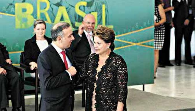 Aguinaldo e Dilma são observados por Negromonte: apesar das brigas internas, PP tenta mostrar coesão(foto: Carlos Moura/CB/D.A Press) Aguinaldo e Dilma são observados por Negromonte: apesar das brigas internas, PP tenta mostrar coesão(foto: Carlos Moura/CB/D.A Press)