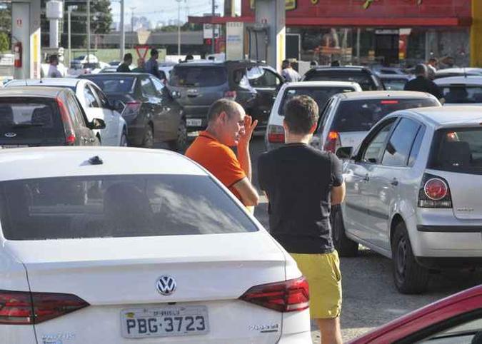 Brasilienses encararam mais um dia de longas filas nos postos de gasolina. Há estabelecimentos que só receberão o combustível amanhã (foto: Minervino Junior/CB/D.A Press ) Brasilienses encararam mais um dia de longas filas nos postos de gasolina. Há estabelecimentos que só receberão o combustível amanhã (foto: Minervino Junior/CB/D.A Press )