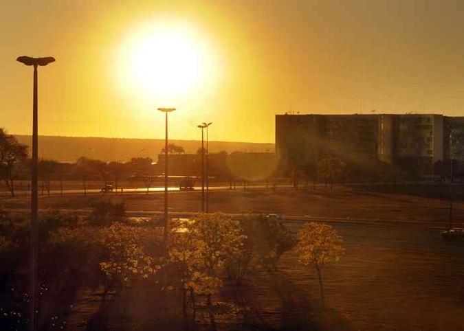 O sol nasce forte no céu, na Esplanada dos Ministérios.(foto: Ed Alves/CB/DA Press) O sol nasce forte no céu, na Esplanada dos Ministérios.(foto: Ed Alves/CB/DA Press)