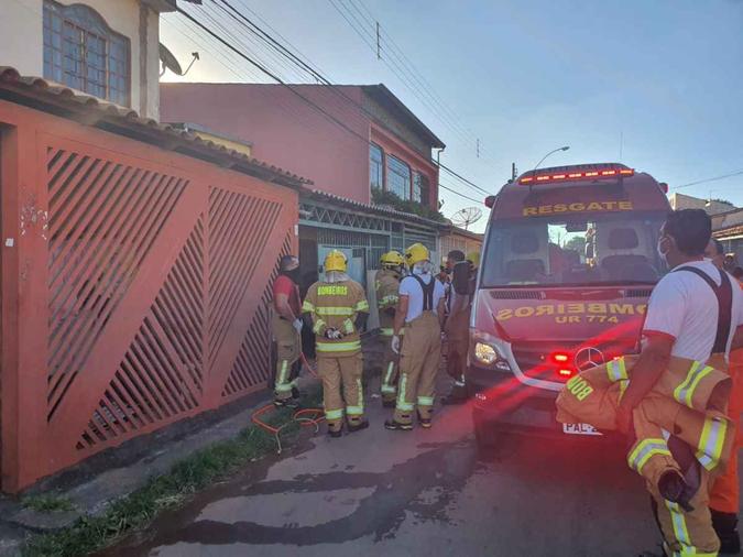 Para atender a ocorrência, o Corpo de Bombeiros empregou quatro viaturas e 12 militares(foto: Corpo de Bombeiros / Divulgação) Para atender a ocorrência, o Corpo de Bombeiros empregou quatro viaturas e 12 militares(foto: Corpo de Bombeiros / Divulgação)
