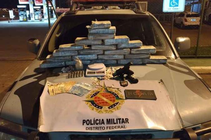 O criminoso mantinha 20 tabletes de maconha dentro de um freezer(foto: PMDF/Divulgação) O criminoso mantinha 20 tabletes de maconha dentro de um freezer(foto: PMDF/Divulgação)