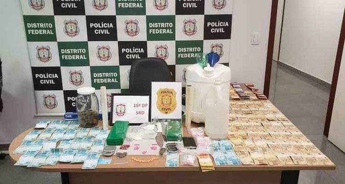 Policiais apreenderam diversas drogas na casa do acusado, que mantinha um estoque para venda (foto: PCDF/Divulgação) Policiais apreenderam diversas drogas na casa do acusado, que mantinha um estoque para venda (foto: PCDF/Divulgação)