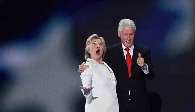 Casal Clinton (foto: SAUL LOEB ) Casal Clinton (foto: SAUL LOEB )