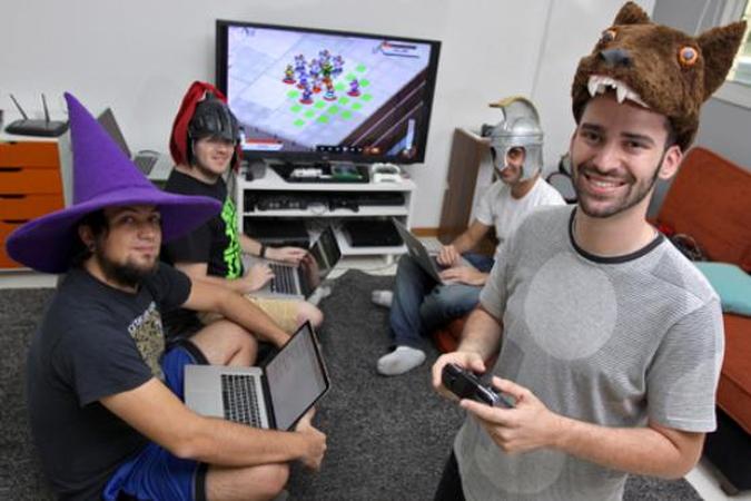 Saulo Camarotti (D) arrumou um Ouya para sua desenvolvedora, a Behold Studios: Saulo Camarotti (D) arrumou um Ouya para sua desenvolvedora, a Behold Studios: