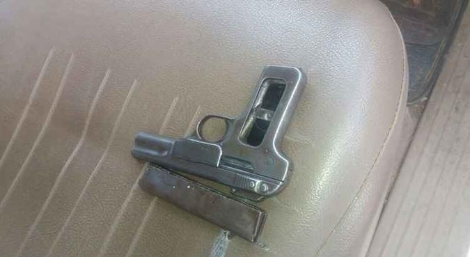 Pistola falsa utilizada pelo assaltante simulava uma arma calibre 765(foto: Divulgação/PMDF) Pistola falsa utilizada pelo assaltante simulava uma arma calibre 765(foto: Divulgação/PMDF)