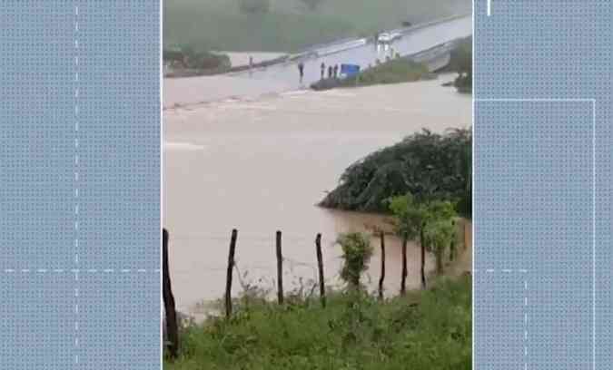 Conforme a Defesa Civil da cidade, o povoado de Quati foi tomado pela lama(foto: Reprodução / TV Bahia )