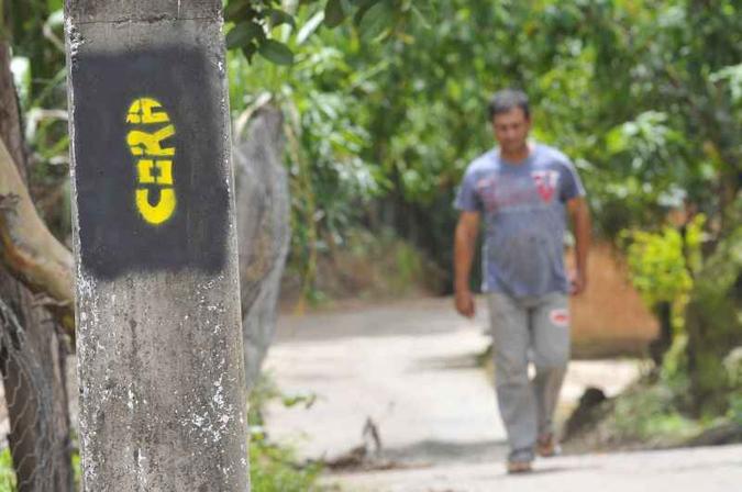 Homem no in�cio da estrada, em Corumb�: pinturas em �rvores e postes demarcam o trajeto(foto: Minervino Junior/CB/D.A Press )