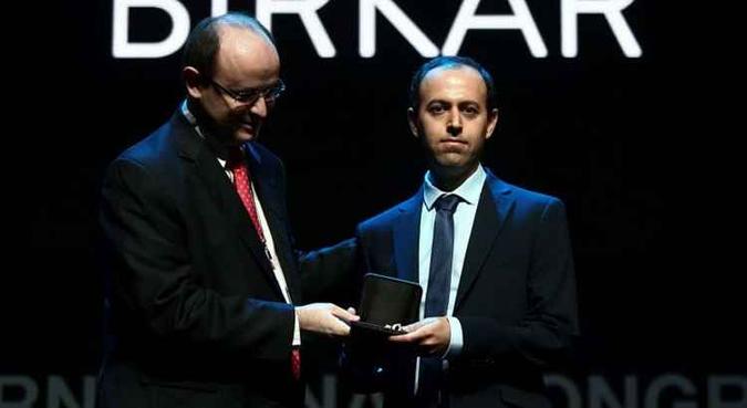 O iraniano Cauchar Birkar conquistou a Medalha Fields de Matemática(foto: AFP) O iraniano Cauchar Birkar conquistou a Medalha Fields de Matemática(foto: AFP)