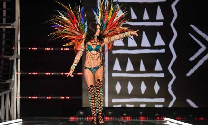 Adriana em desfile da marca ano passado, gesto de 'apontar' para a plateia foi a grande marca da modelo(foto: AFP / FRED DUFOUR) Adriana em desfile da marca ano passado, gesto de 'apontar' para a plateia foi a grande marca da modelo(foto: AFP / FRED DUFOUR)