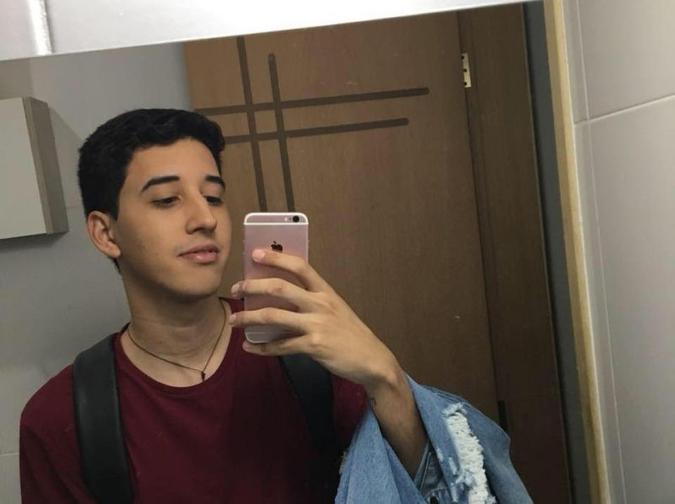O jovem Matheus dos Santos Lessa, de 22 anos, que perdeu a vida para salvar a mãe durante um assalto(foto: Facebook/reprodução) O jovem Matheus dos Santos Lessa, de 22 anos, que perdeu a vida para salvar a mãe durante um assalto(foto: Facebook/reprodução)