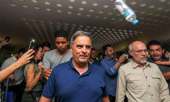 Eleitor arremessou garrafa plástica em Aécio Neves durante saída do Colégio Estadual Central (foto: Leandro Couri/EM D.A Press) Eleitor arremessou garrafa plástica em Aécio Neves durante saída do Colégio Estadual Central (foto: Leandro Couri/EM D.A Press)