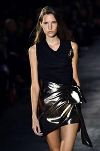 Saint Laurent na semana de moda parisiense(foto: AFP/BERTRAND GUAY ) Saint Laurent na semana de moda parisiense(foto: AFP/BERTRAND GUAY )