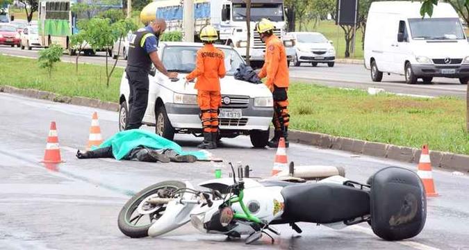 Motociclista morreu após atingir caminhão-pipa na Epia. Trânsito está engarrafado no local(foto: Antonio Cunha/CB/D.A Press) Motociclista morreu após atingir caminhão-pipa na Epia. Trânsito está engarrafado no local(foto: Antonio Cunha/CB/D.A Press)