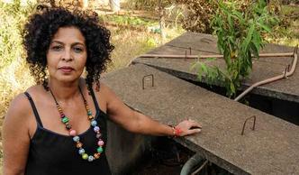A professora Iolanda Rocha, ao lado do poço artesiano interditado pela Caesb: 'É uma verdadeira incoerência'(foto: Bárbara Cabral/Esp. CB/D.A Press) A professora Iolanda Rocha, ao lado do poço artesiano interditado pela Caesb: 'É uma verdadeira incoerência'(foto: Bárbara Cabral/Esp. CB/D.A Press)