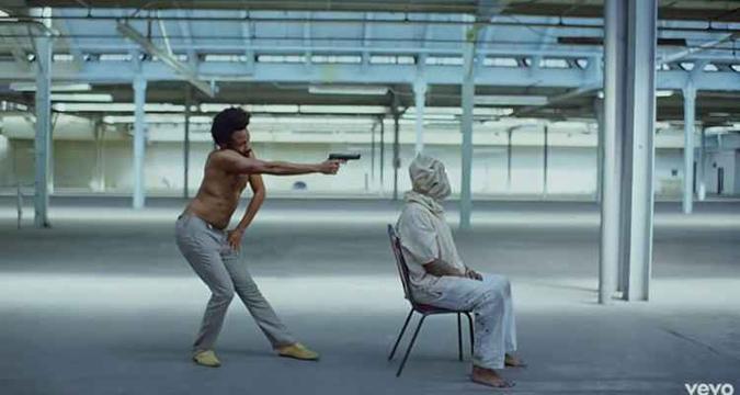Donald Glover critica o racismo e faz história em participação no 'Saturday Night Live'(foto: YouTube/Reprodução) Donald Glover critica o racismo e faz história em participação no 'Saturday Night Live'(foto: YouTube/Reprodução)
